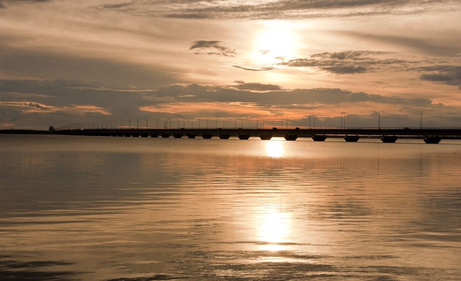 Ölandsbron stod klar 1972 och beräknas hålla i minst 100 år bron är fortfarande Sverige längsta med över 6 km om man enbart inkluderar område som är svenskt territorium