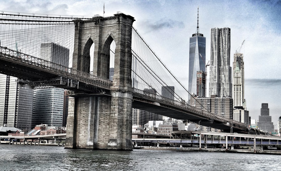 Brooklyn Bridge är ett tekniskt underverk och ett historiskt landmärke i USA detta brobygge använder sig av teknik såsom hängbro och snedkabelbro i kombination