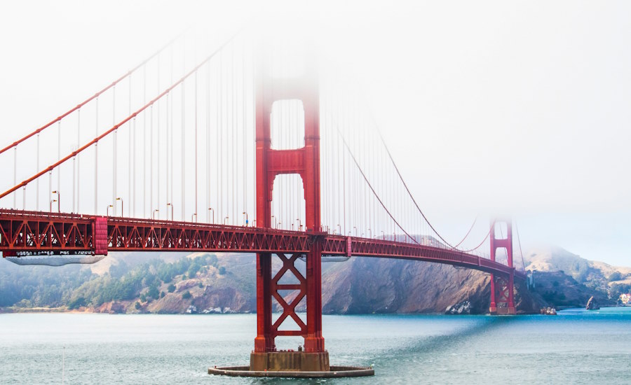 Golden Gate-bron som öppnade år 1937 är världens mest kända bro och bygger på tekniken hängbro