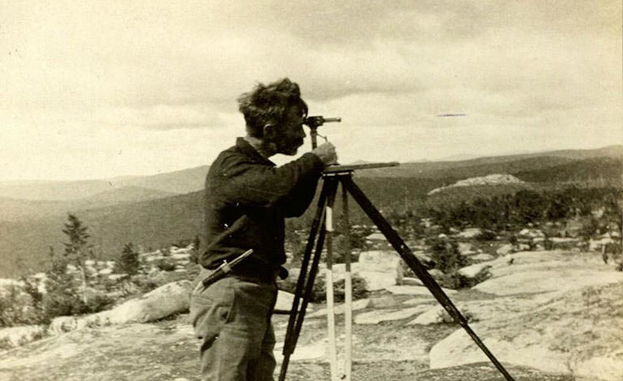 lantmäteri under början av 1900-talet i USA här användes manuella mätverktyg för att mäta upp markgränser och dylikt