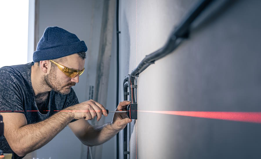 här används så kallad korslaser för att få kontaktdosan på rätt plats på väggen