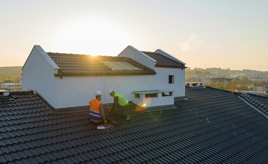 vid arbete på höga höjder så är det kritiskt att man har på sig fallskyddssele alternativt byggställningar runtom arbetsområdet som kan fånga upp eventuellt fall