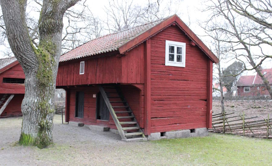 150 år gammalt hus med klassisk torpargrund här ser man tydligt att grunden är ihålig vid de stenar som formar skalet runtom byggnaden